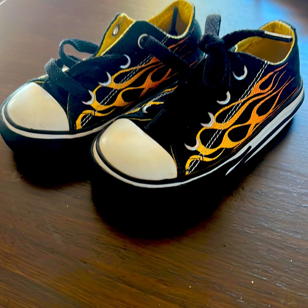 Cute flame Converse shoes for your little Toddler !